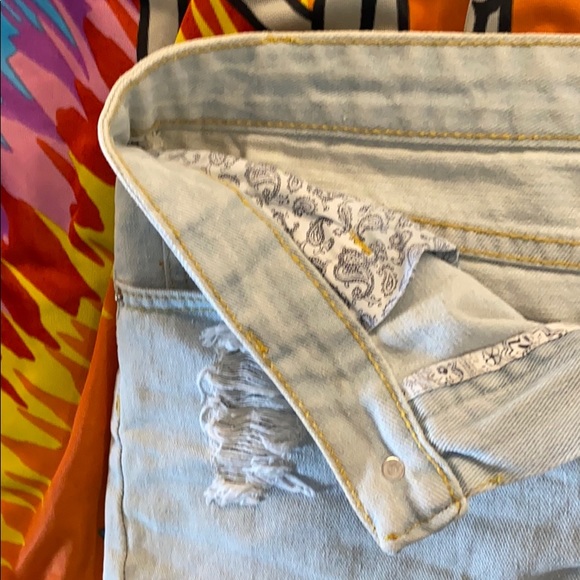 Retro ripped jean shorts - Picture 2 of 4